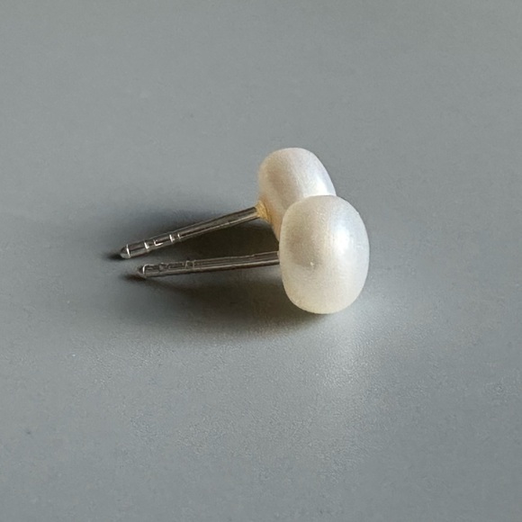 Sterling Silver Freshwater White Pearl Stud Earring 9mm - Picture 5 of 11